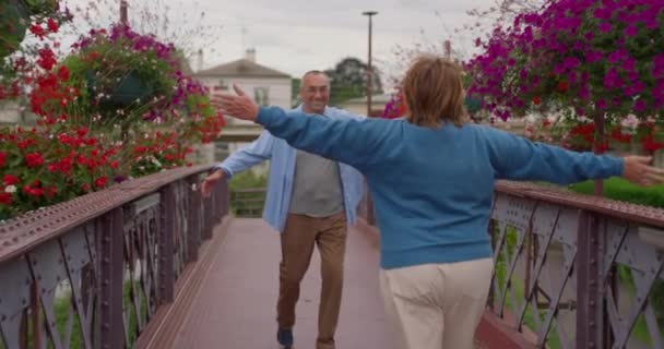 Gelukkige Oudere Vrouw Ontmoet Haar Man Het Park Ouderen Houden — Stockvideo