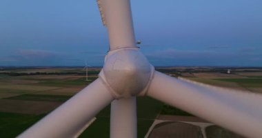 Açık deniz rüzgar türbinleri. Sürdürülebilir enerji üretimi, temiz enerji, yel değirmeni.