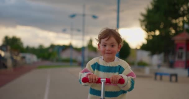 Schöne Kleine Mädchen Auf Einem Motorroller Auf Der Straße — Stockvideo