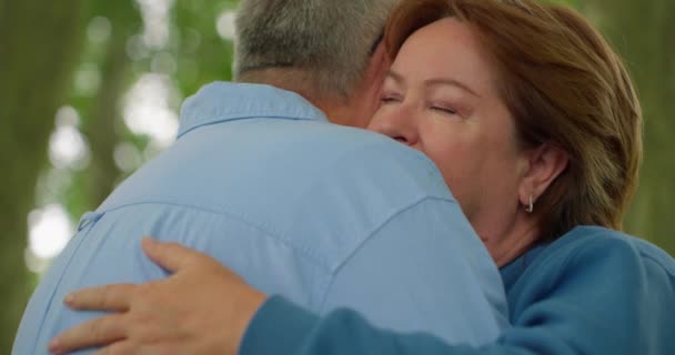 上了年纪的夫妻在秋天的一天在公园里拥抱 女人轻轻地抚摸着男人的背 — 图库视频影像