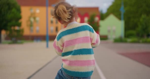 Mooi Klein Meisje Rijden Een Scooter Straat — Stockvideo