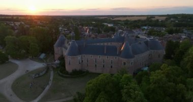 İnsansız hava aracının yüksekliğinden, Fransa 'nın merkezinde bulunan bir ortaçağ kalesini filme aldı. Tarihi şato Saint Fargeau Burgundy 'nin tarihi mirasıdır. Fransa 'nın simgesi bugüne kadar korundu..