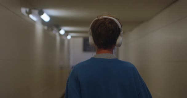 Studente Che Ascolta Musica Cuffia Piedi Città Sorriso Ritratto Vicino — Video Stock