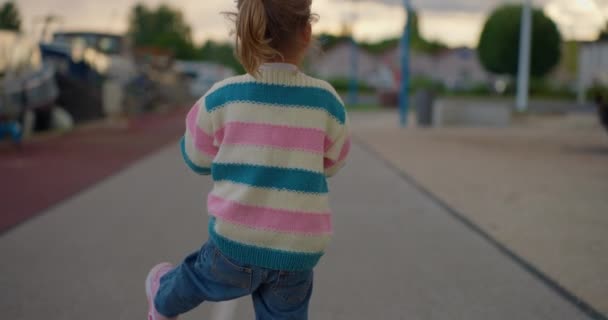 Красивая Маленькая Девочка Катается Скутере Улице — стоковое видео