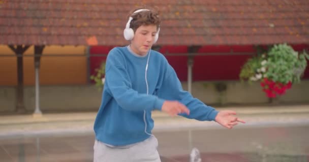 Tanzender Teenager Mit Kopfhörern Der Musik Lauscht Und Freien Verschiedene — Stockvideo