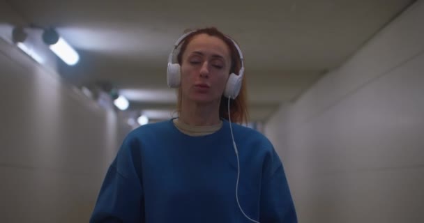 Aantrekkelijke Jonge Vrouw Luisteren Naar Muziek Hoofdtelefoon Stadswandeling Glimlach Portret — Stockvideo