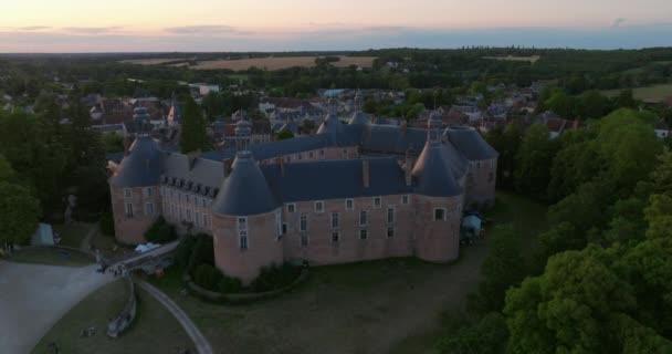 Desde Altura Del Dron Filmó Castillo Medieval Situado Centro Francia — Vídeo de stock