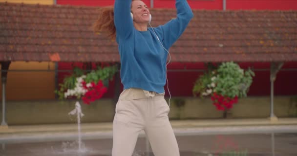 Gelukkige Vrouw Danst Stad Straat Genieten Van Muziek Door Middel — Stockvideo