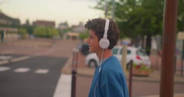 Zeitlupe Zeigt Einen Jungen Selbstbewussten Teenager Der Über Einen Zebrastreifen — Stockvideo