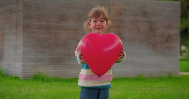 Petite Fille Mignonne Qui Donne Ballon Forme Coeur Rouge Sur — Video