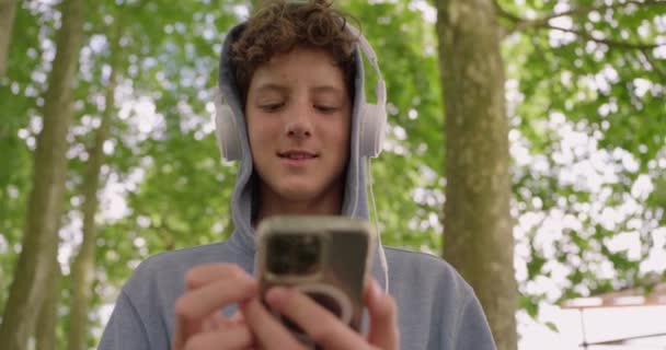 Kulaklıklı Akıllı Telefonlu Park Etmiş Müzik Dinleyen Sakin Bir Adamı — Stok video