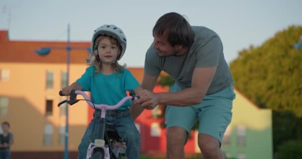 Papá Enseña Hija Andar Bicicleta Concepto Sueño Infancia Familiar Feliz — Vídeo de stock