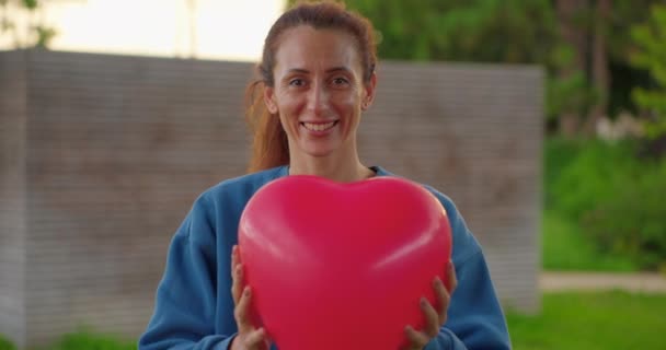 Retrato Mujer Feliz Con Globo Corazón Rojo Sosteniendo Sus Manos — Vídeos de Stock