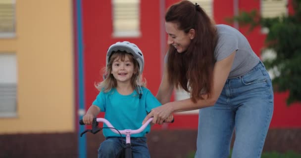 Мама Учит Дочь Кататься Велосипеде Счастливое Семейное Детство Мать Маленькая — стоковое видео