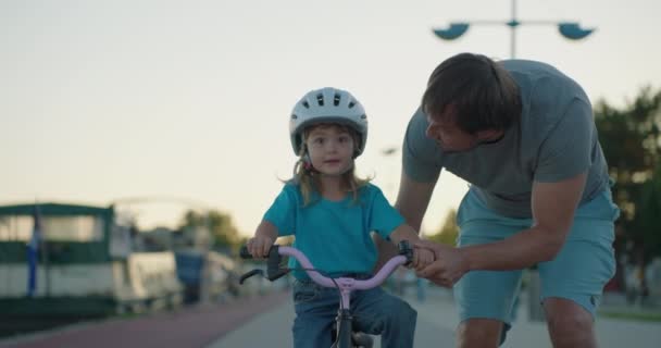 Отец Учит Дочь Кататься Велосипеде Счастливое Семейное Детство Отец Маленькая — стоковое видео
