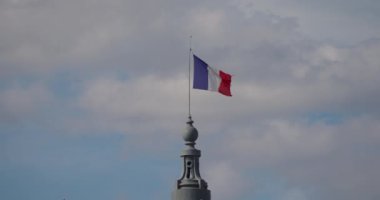 Fransız bayrağı, rüzgarda dalgalanan Fransa bayrağı mavi gökyüzünde, uzun bayrak direği, Fransa 'nın ulusal sembolü, Paris. Yüksek kalite 4k görüntü