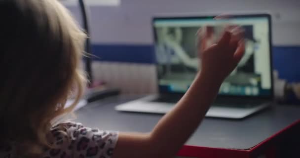 소녀는 컴퓨터에서 재미있다 — 비디오