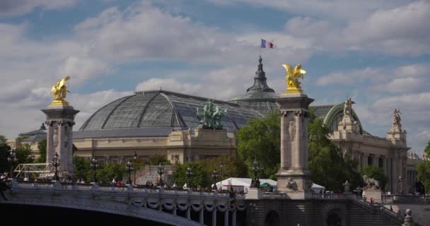 Grand Palais Com Bandeira Francesa Ponte Alexander Paris Com Estátuas — Vídeo de Stock