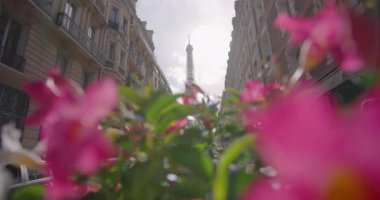 Paris 'in ünlü sokaklarından birinden Eyfel Kulesi manzarası. Başkentin merkezindeki evlerin Paris mimarisi. Arka plandaki Paris evleri demirden kule..