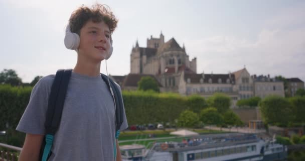Seorang Remaja Dengan Latar Belakang Kota Tua Yang Indah Dengan — Stok Video