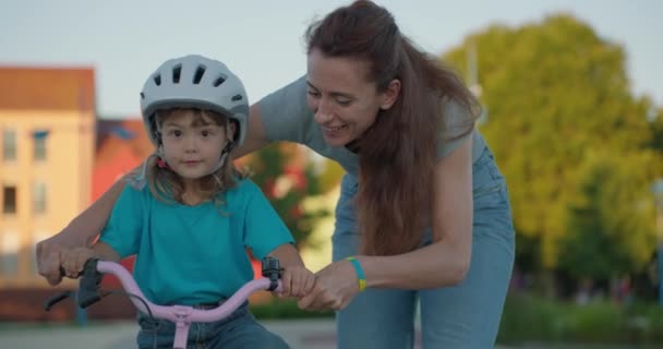 Mamma Lär Dottern Cykla Glad Familj Barndomsdröm Koncept Mor Och — Stockvideo
