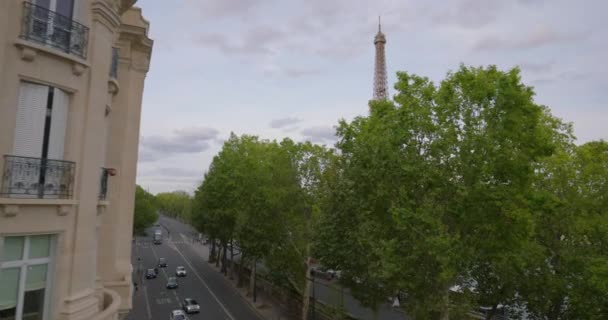 Avión Teledirigido Vista Lejana Atardecer Torre Eiffel Puente Del Sena — Vídeo de stock