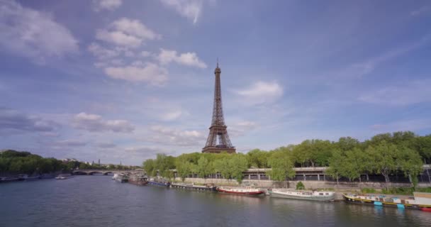 Zaman Aşımı Paris Caddesindeki Küçük Yatay Manzaralı Ünlü Eyfel Kulesi — Stok video