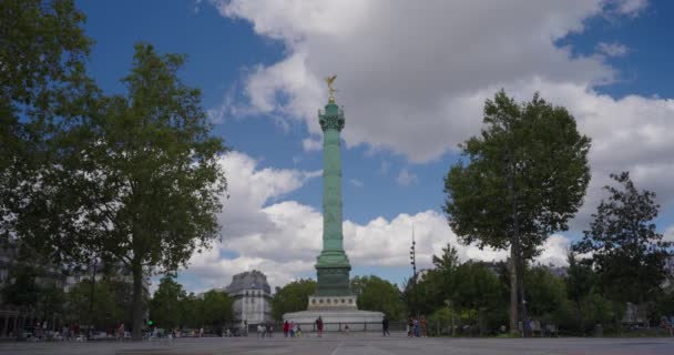 巴士底广场 Place Bastille 突出了朱利叶的专栏 以纪念1830年的革命 这尊金翼雕像突出在顶上 静态框架 时间流逝 — 图库视频影像