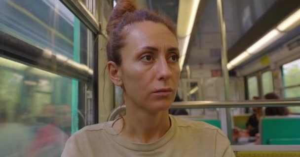 大都市の地下鉄に乗っている疲れた女性の肖像画 — ストック動画