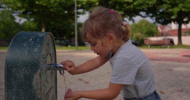 Attraktives Kleines Mädchen Trinkt Park Zeitlupe Aus Wasserhahn — Stockvideo
