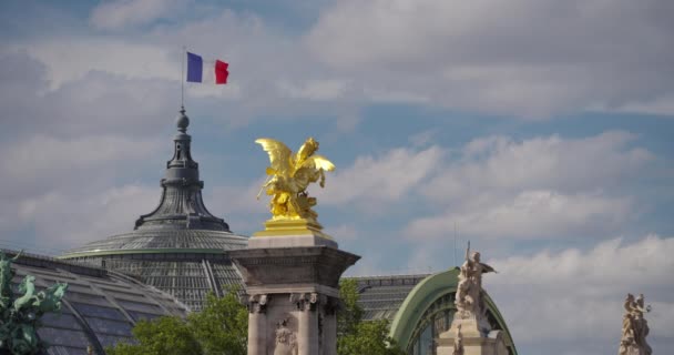 프랑스 국기와 그랜드 아름다운 구름이 하늘에 동상과 파리의 알렉산더 파리의 — 비디오