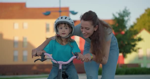 Mamma Lär Sin Lilla Dotter Att Cykla Och Kul Tillsammans — Stockvideo