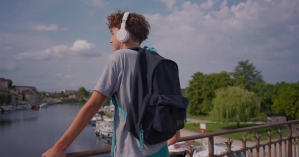 Ein Teenager Hintergrund Einer Schönen Alten Stadt Mit Kopfhörern Reist — Stockvideo