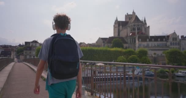 Adolescent Sur Fond Une Belle Vieille Ville Dans Les Écouteurs — Video
