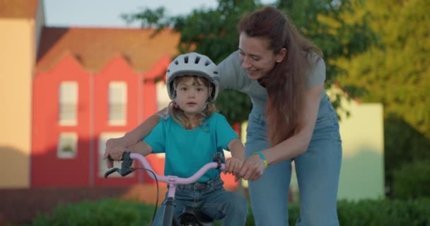 Annesi Kızına Bisiklet Sürmeyi Öğretiyor Mutlu Aile Çocuğu Hayali Konsepti — Stok video