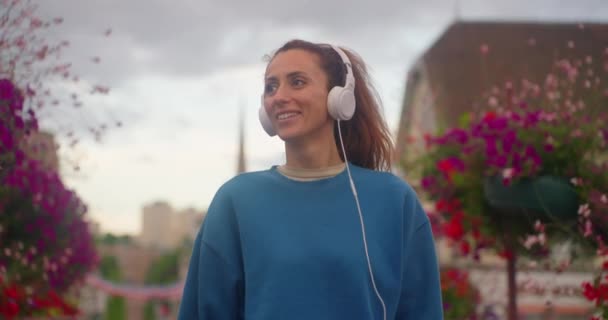 Ελκυστική Νεαρή Γυναίκα Που Ακούει Μουσική Ακουστικά Στην Πόλη Πόδια — Αρχείο Βίντεο