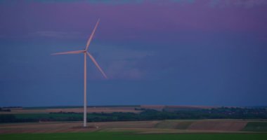 Beyaz rüzgar türbinleri rüzgardan döner. Rüzgar enerjisi dünya çapında yenilenebilir bir yeşil enerji kaynağıdır. Rüzgar değirmenleri. Sürdürülebilir enerji üretimi, temiz enerji, yel değirmeni.