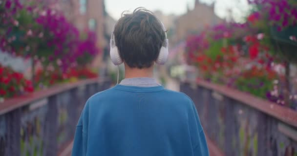 Een Schattige Tiener Luistert Naar Muziek Een Koptelefoon Wandelt Door — Stockvideo
