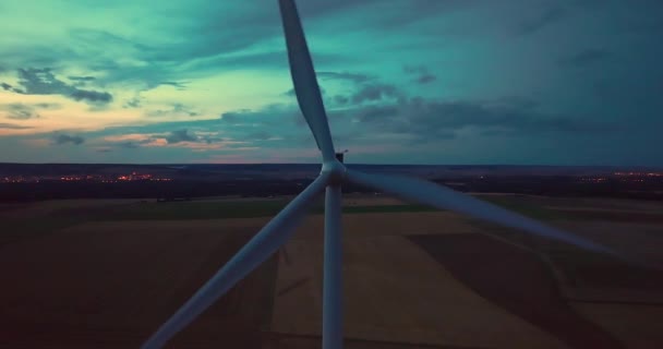 可再生能源 可持续发展 环境友好概念 美丽的绿色风景 地面上有旋转的风力发电机 美丽的白色风力涡轮机在夜晚的风景中 — 图库视频影像