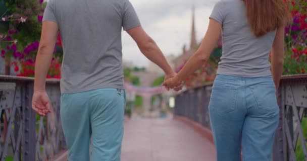 Mladý Zamilovaný Pár Chodí Městě Ruku Zadní Pohled — Stock video