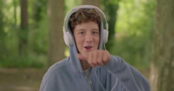 一个拿着话筒和说唱的青少年男孩的近身 — 图库视频影像