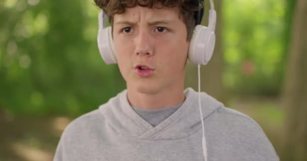Een Schattige Tiener Luistert Naar Muziek Met Koptelefoon Zingt Danst — Stockvideo