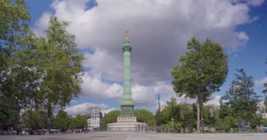 Place de la Bastille, 1830 devriminin anısına Juillet 'in sütununun altını çizdi. Altın kanatlı heykel en üstte duruyor. Statik çerçeve. Zaman aşımı.