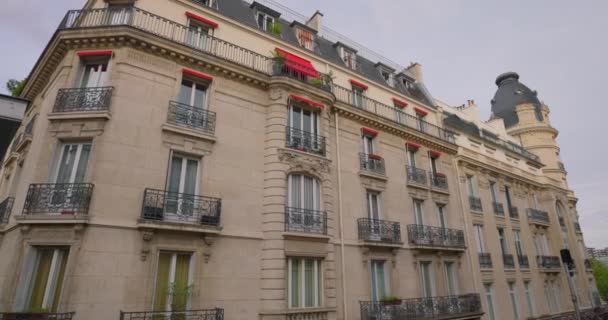 Κτίρια Προσόψεις Κατοικημένη Περιοχή Όμορφη Αρχιτεκτονική Στυλ Του Παρισιού — Αρχείο Βίντεο