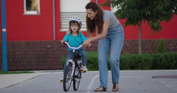 Mãe Ensina Sua Filhinha Andar Bicicleta Divertir Juntos — Vídeo de Stock