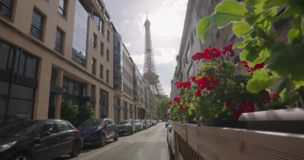 从巴黎的一条著名街道上俯瞰埃菲尔铁塔 首都中心的巴黎式房屋建筑 巴黎的房子背景地标铁塔 — 图库视频影像