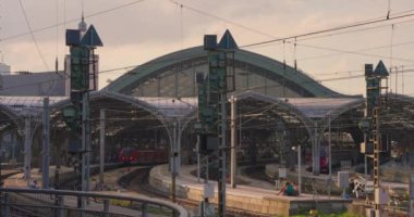 Almanya 'da Köln şehrindeki tren istasyonu. Köln ana istasyonu Avrupa 'nın en önemli demiryolu merkezlerinden biridir. Tren tren tren istasyonuna varır. Zaman aşımı.