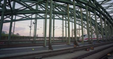 KOLN - GERMANY Tren trafiği ve yaya geçidi gündüz Hohenzollern Köprüsü.
