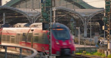 Almanya 'da Köln şehrindeki tren istasyonu. Köln ana istasyonu Avrupa 'nın en önemli demiryolu merkezlerinden biridir. Tren tren istasyonuna varır..