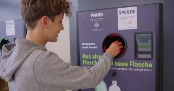 Adolescente Reciclagem Garrafa Plástico Coletor Máquina Automática Troca Dinheiro Máquina — Vídeo de Stock